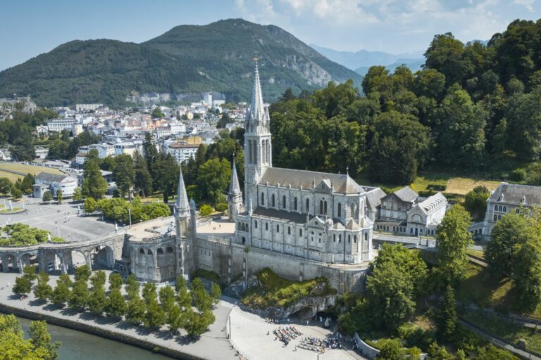 Mariä-Empfängnis-Basilika in Lourdes