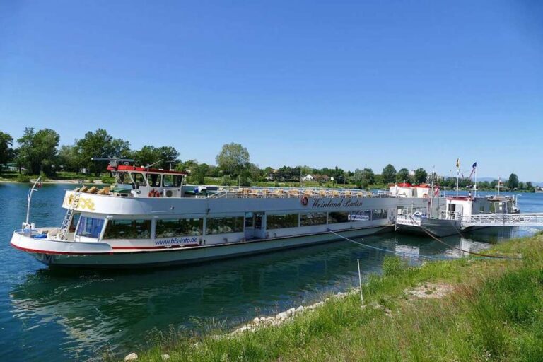 Während einer gemütlichen Schleusenfahrt über den Rhein geniessen Sie die Aussicht und das Mittagessen.