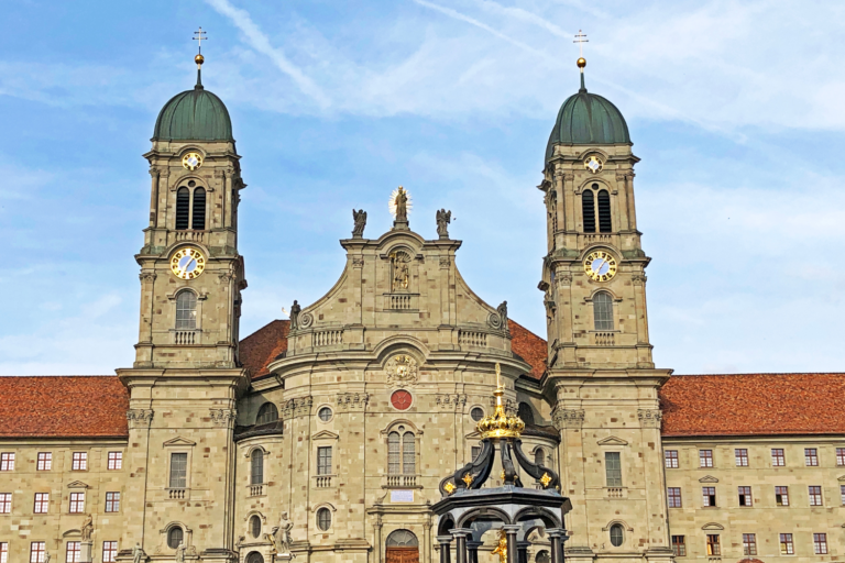 Das Kloster Einsiedeln, Anziehungspunkt für rund 800.000 Pilger und Touristen pro Jahr